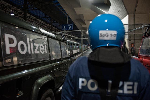 Polizist beim Bahnhof Luzern. (Symbolbild/Neue LZ)