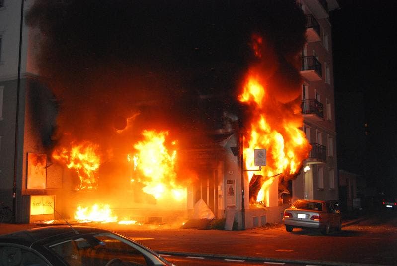22. November: In der Nacht brannte in der Stadt Luzern ein Gebäude an der Ecke Bireggstrasse und Spannortstrasse. Es wurden 17 Personen evakuiert, verletzt wurde niemand. (Bild: pd)