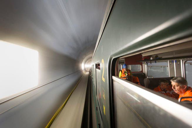 Teilnehmer reisen Ende August in einem SBB-Zug durch die Weströhre im Gotthard-Basistunnel. (Bild: Keystone)