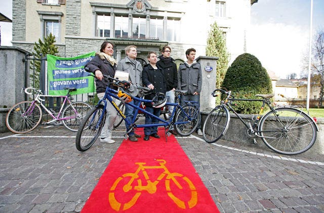 Karin Amrein, Raoul Niederberger, Gian Waldvogel, Fabian Takacs und Nico Zumstein (von links) von den Jungen Grünen. (Bild: Philipp Schmidli/Neue LZ)