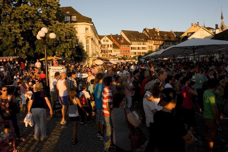 Sommerliche Stimmung n der 1. August-Feier in Zug am See. (Bild: Maria Schmid / Neue ZZ)