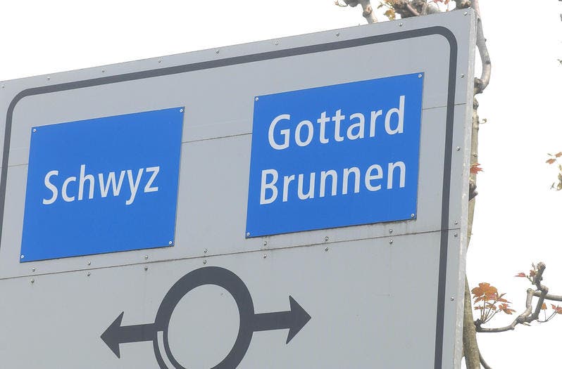 Ein Wegweiser im Areal des Mythen-Centers in Ibach weist nach rechts den Weg zum «Gottard». Kunden aus dem Gotthardkanton finden ihren Heimweg vermutlich auch trotz dieser etwas eigenwilligen Rechtschreibung.