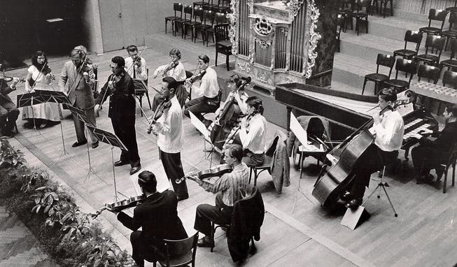 Prominente Starthilfe: die Festival Strings 1957 mit Geiger Wolfgang Schneiderhan (Mitte, dunkler Anzug) und Rudolf Baumgartner (rechts). Bild: Archiv Festival Strings