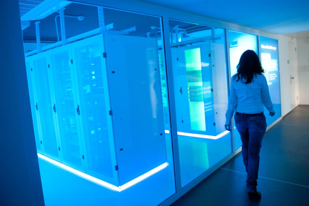 Der speziell beleuchtete Serverraum, welcher auch für die Ausbildung der Informatiker genutzt wird. (Bild: Boris Bürgisser / Neue LZ)