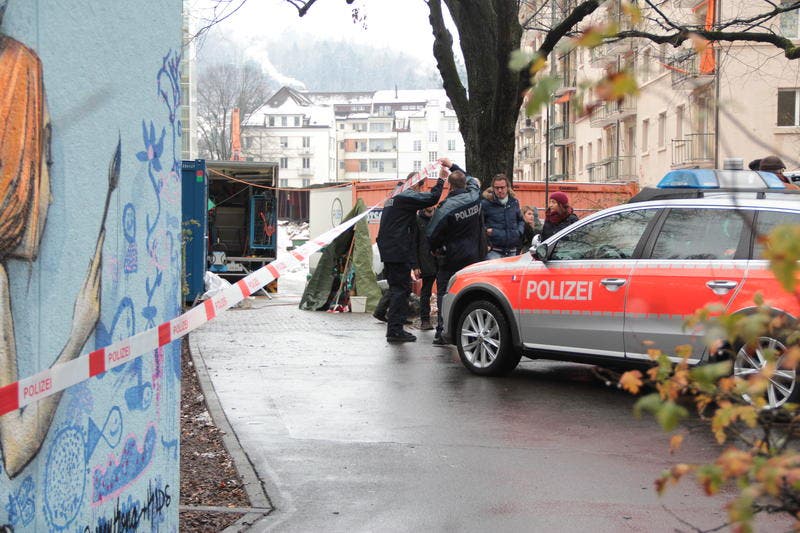 Ein Polizeiauto beim Tatort-Dreh im Bleicherpärkli. (Bild: Claude Hagen (Neue LZ))