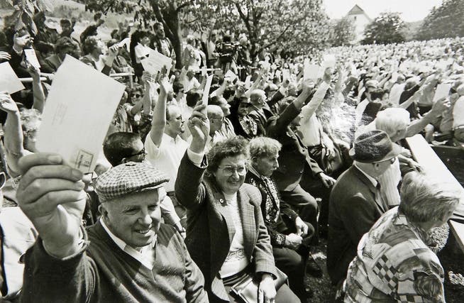 Impression von der Nidwaldner Landsgemeinde im Jahr 1993. Nur drei Jahre später wurde diese demokratische Urform im Kanton Nidwalden abgeschafft. (Archivbild Neue NZ)