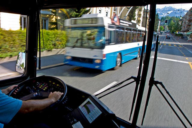VBL-Busse unterwegs auf den Strassen Luzerns. (Bild: Archiv Neue LZ)