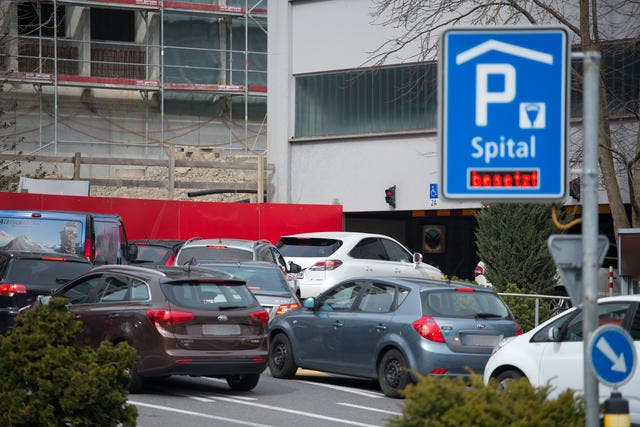 Der Verkehr in der Stadt Luzern wächst und wächst. Auf dem Bild: Stau vor dem Parkhaus beim Kantonsspital. (Bild Dominik Wunderli)