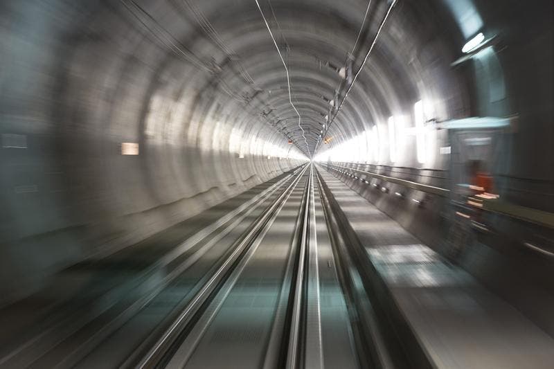 30.08.2013: Zum ersten Mal ist ein Zug durch den Basistunnel gefahren. (Bild: Keystone)