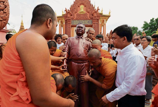 Buddhistische Mönche tragen eine Statue des prominenten Journalisten Kem Ley, der 2016 ermordet wurde. (Bild: Satoshi Takahashi/Getty (Phnom Penh, 14. Oktober 2016))