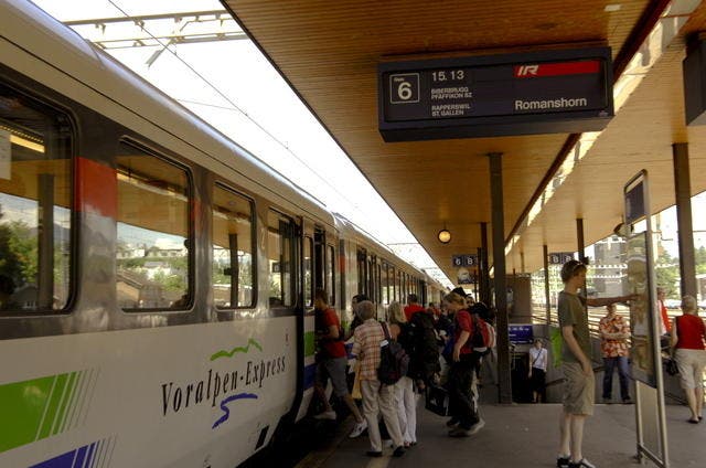 Pendler und Ausflügler besteigen in Goldau den Voralpen-Express. (Symbolbild Archiv Erhard Gick / Neue SZ)