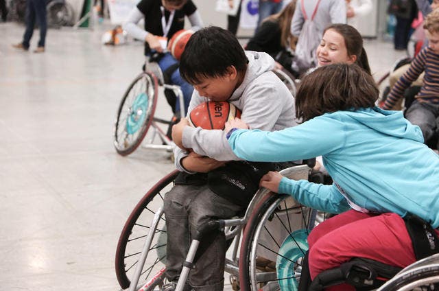 Junge Menschen mit Behinderung hatten an der Swiss Handicap Messe Spass beim Rollstuhlbasketball. (Bild: PD)