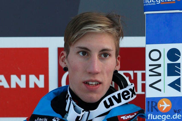 Thomas Diethart auf dem Siegerpodest beim Springen in Garmisch-Partenkirchen. (Bild: Keystone)