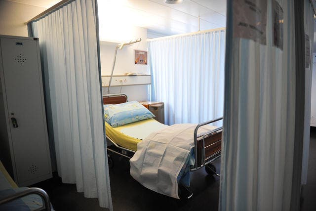 Ein Krankenbett im Kantonsspital Obwalden. (Symbolbild)