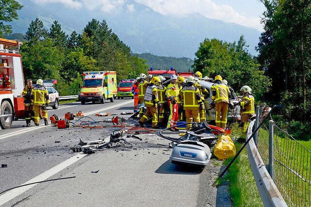 Rettungskräfte am Sonntag am Unfallort auf der A 8 bei Alpnach. (Bild: Kapo Obwalden)