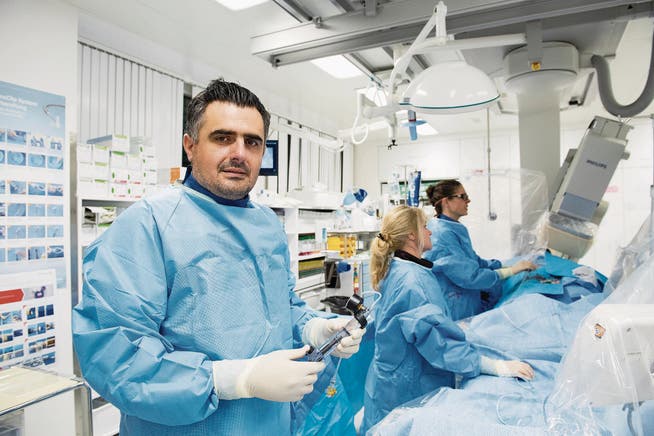 Kardiologe Florim Cuculi und sein Team bei ihrer Arbeit im Herzkatheterlabor des Kantonsspitals. (Bild: Eveline Beerkircher (Luzern, 14. Dezember 2017))