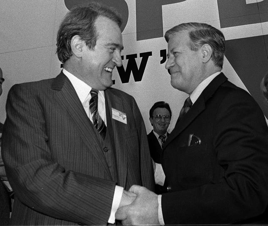 Johannes Rau (links), der damalige Ministerpräsident von Nordrhein-Westfalen, begrüsst am 2. Februar 1980 den damaligen deutschen Bundeskanzler Helmut Schmidt auf einem SPD-Landesparteitag in Bochum. (Bild: Keystone)
