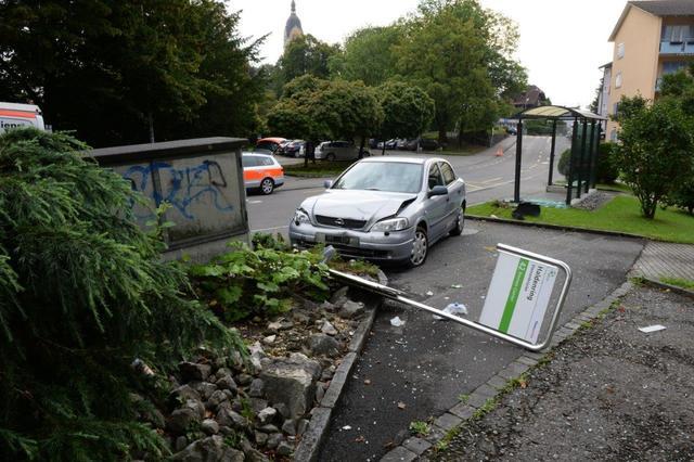 EMMENBRÜCKE: Angetrunkener Autofahrer Rammt Bushäuschen