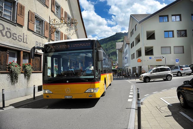 Ein Postauto, unterwegs auf der Linie von Beckenried nach Stans. (Bild Corinne Glanzmann)