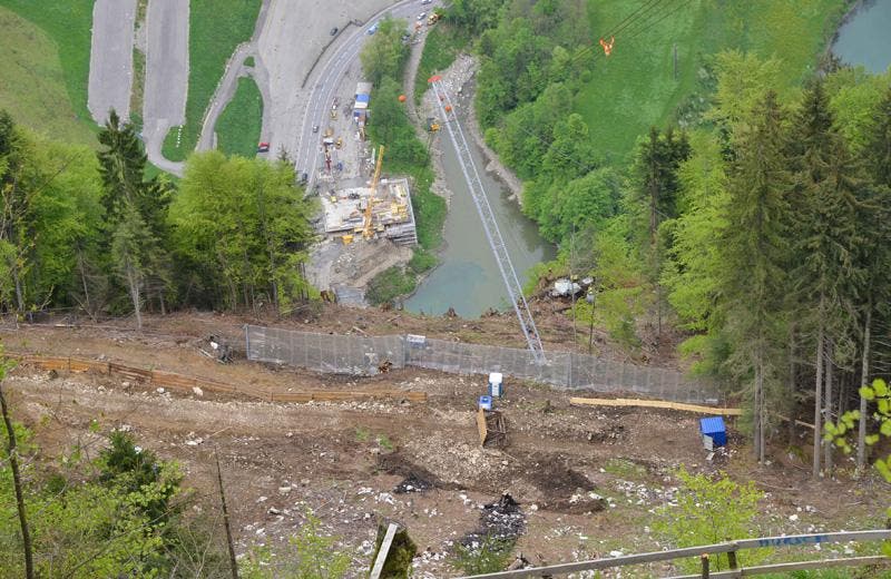 Sicht in den Steilhang zur Baustselle bei der zukünftigen Ausweise und zur Talstation (11.09.2014) (Bild: Bergbahnen Stoos)