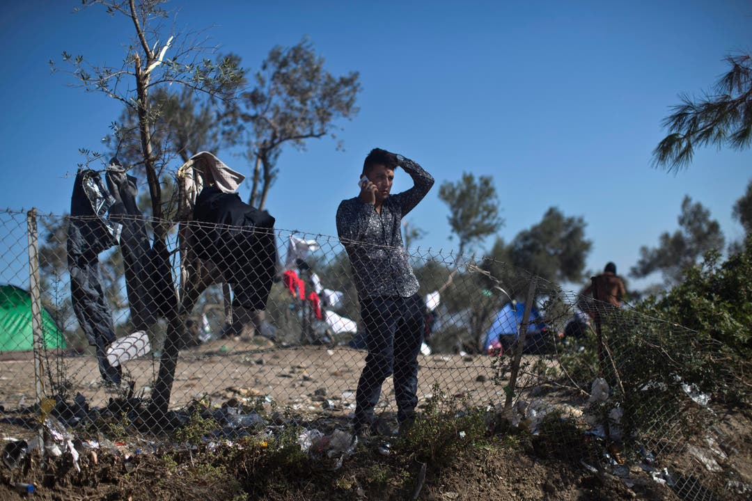 Ein Flüchtling versucht, telefonsch seine Familie zu erreichen. (Bild: Marko Drobnjakovic)