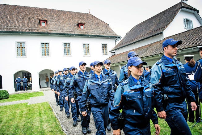 Frauen in einer Männerdomäne: junge Luzerner Polizisten anlässlich ihrer Vereidigung Ende September. (Bild Roger Grütter)