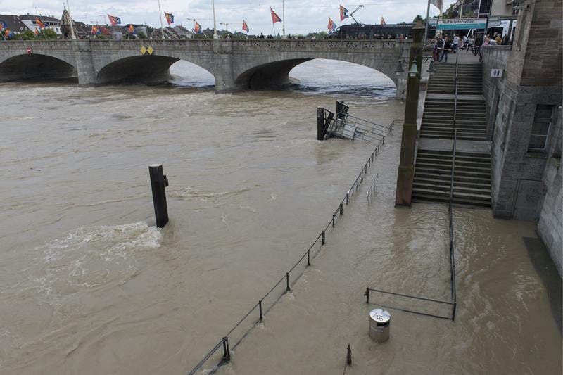 Überflutete Rheinpromenade in Basel. (Bild: Keystone)