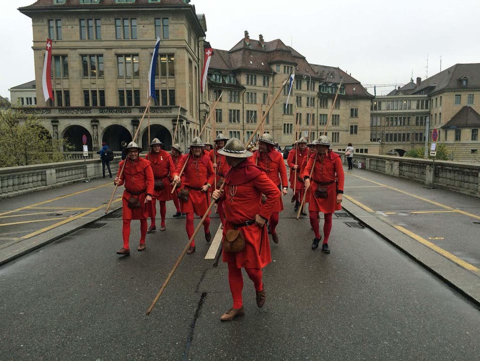 Die Luzerner Zünftler beim Marsch auf den Lindenhof. (Bild: jem)