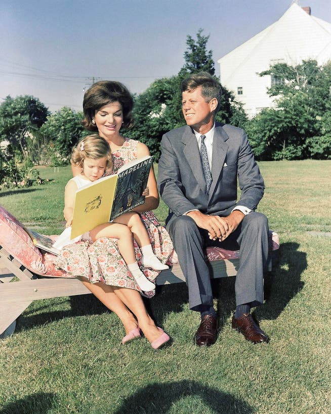 John F. Kennedy mit Frau Jackie und Tochter Caroline 1960 in Hyannis Port, Massachusetts. (Bild: (AP))