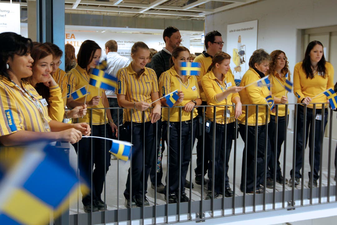 Die Ikea-Mitarbeiter freuen sich auf die Kunden. (Bild: Photopress / Alexandra Wey)