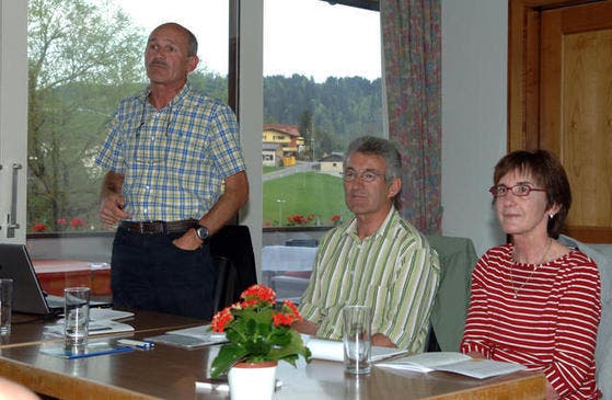 Der Vorstand des Vereins Schwyzer Wanderwege (von links): Geschäftsführer Emil Gwerder, Präsident Alfred Kälin und Ursula Spillmann. (Bild Erhard Gick/Neue SZ)