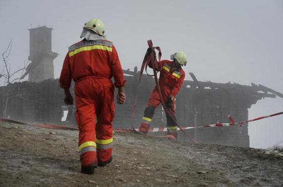 Die Einsatzkräfte bei den Aufräumarbeiten, ein Tag nach dem schrecklichen Brand in Steinerberg. (Bild: Pius Amrein/Neue LZ)