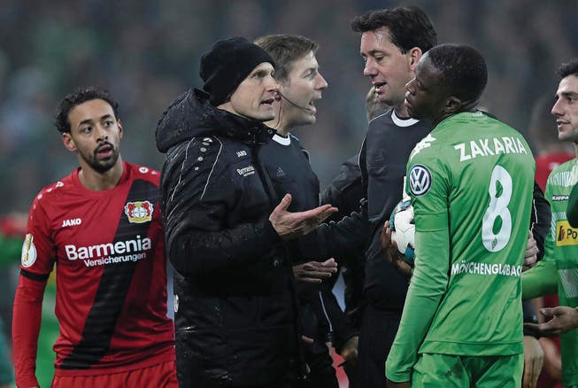 Diskussion nach der Schwalbe von Leverkusen-Trainer Heiko Herrlich (mit Mütze). (Bild: Friedemann Vogel/EPA (Mönchengladbach, 20. Dezember 2017))