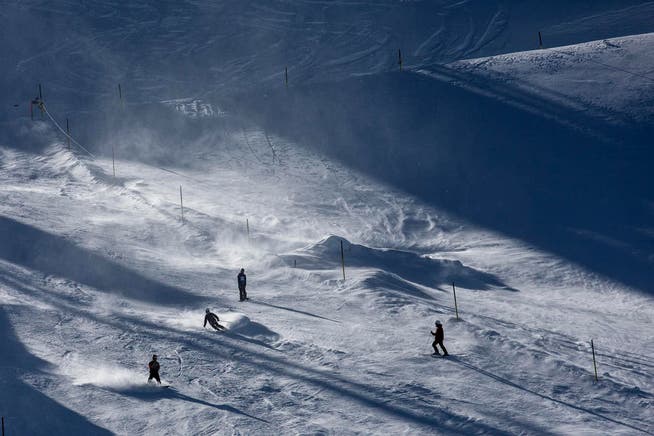 Skifahrer Ende Oktober auf dem Titlis-Gletscher in Engelberg. (Bild: Keystone / Alexandra Wey)