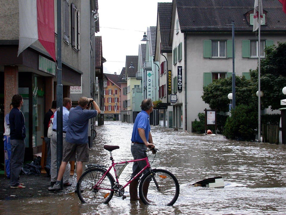 Der ganze Sarner Dorfkern ist überschwemmt. (Bild: Archiv Neue OZ)