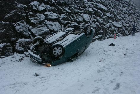 Der winterliche Unfallort beim Rabennest. Bild Kapo Schwyz