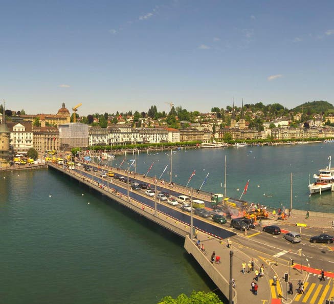 Arbeiten am 18. Mai auf der Seebrücke. (Bild: Webcam Luzern Tourismus)