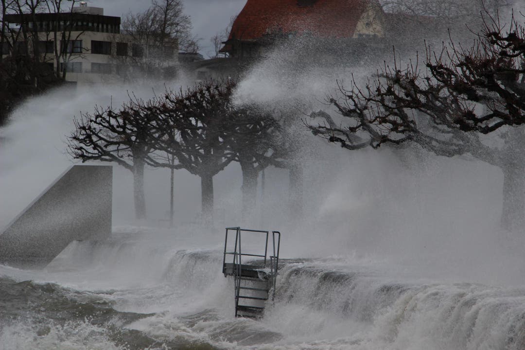 Roman Signers "Seesicht" (links im Bild) war während des Sturmes immer mal wieder vollständig unter Wasser ... (Bild: Leser Daniel Keller)