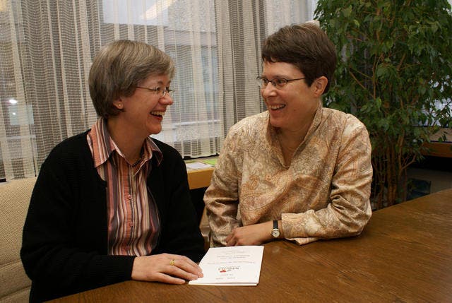 Simone Rüd (links) und Claudia Graf, die Autorinnen der Gottesdienst-Broschüre zum Telefon-&#171;143&#187;-Jubiläum. (Bild pd)