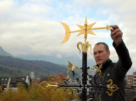 Bauführer Urs Küchler begutachtet das erneuerte Kreuz. (Bild Robert Hess/Neue OZ)