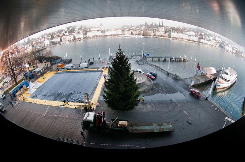 28. November: Auf Initiative des KKL Luzern wurde erstmals eine grosser Weihnachtsbaum auf dem Europaplatz aufgestellt. (Bild: Roger Grütter/Neue LZ)