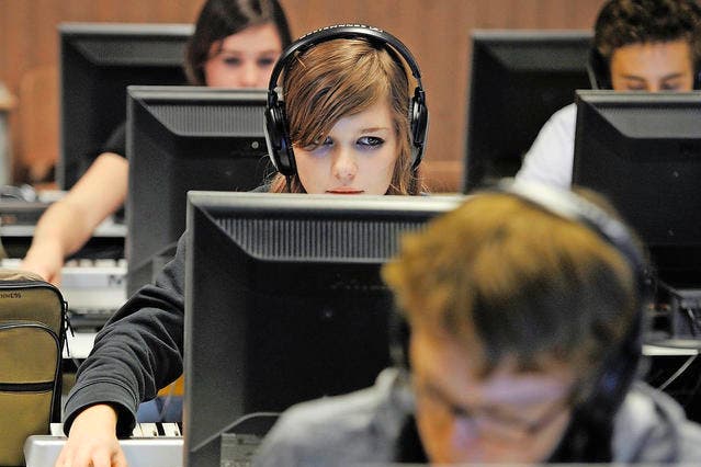Schülerinnen und Schüler der Kantonsschule Musegg in Luzern arbeiten im Unterricht am Computer. (Archivbild Pius Amrein)