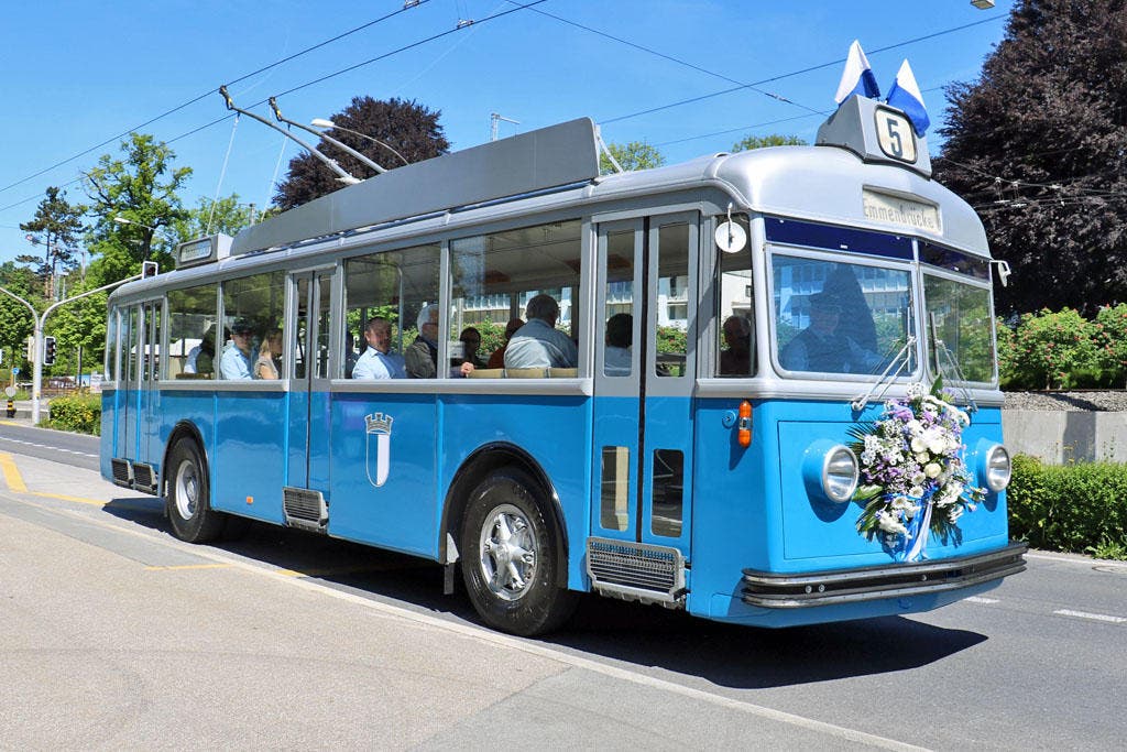 Ein Schmuckstück: Der VBL-Trolleybus "Nr 25" ist in alter Frische auf den Luzerner Strassen unterwegs. (Bild: Valentin Bachmann)