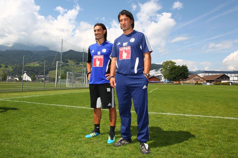 Erstes FCL-Training vom 15. Juni 2011: Hakan Yakin (links) und FCL-Trainer und Bruder Murat Yakin. (Bild: Philipp Schmidli/Neue LZ)