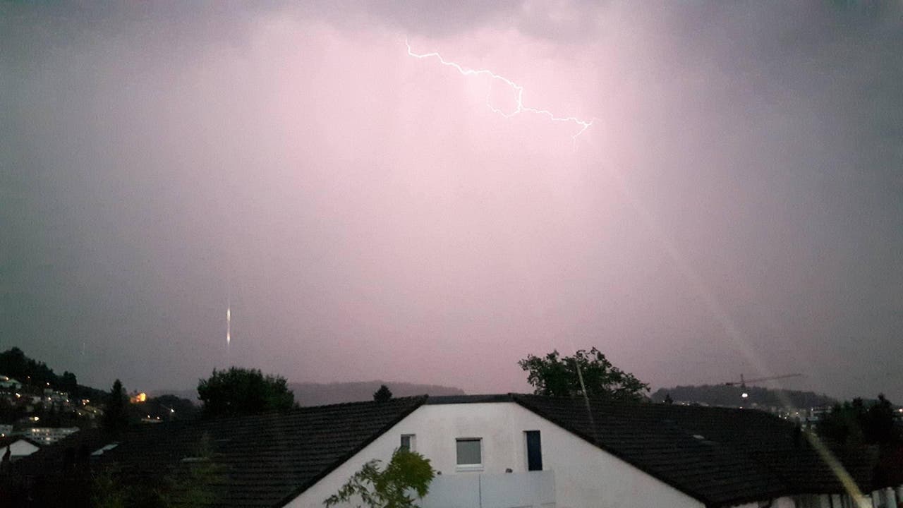 Blitzaufnahme in Kriens, kurz bevor der Regen los ging. (Bild: Leserbild Franco Camporesi)