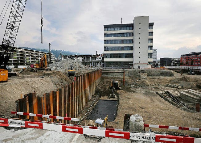 Blick auf die Baustelle, wo links noch abgebrochen und rechts bereits gepfählt wird. Bild: Stefan Kaiser (Zug, 10. Oktober 2016)