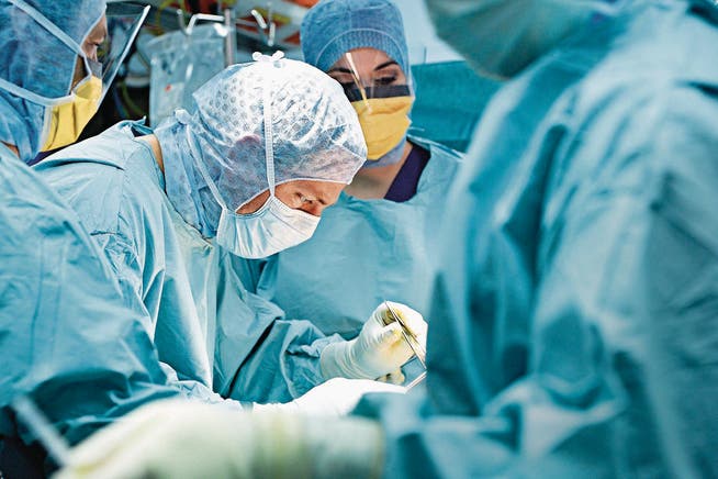 Blick auf eine Operation im Zuger Kantonsspital. (Bild: PD)
