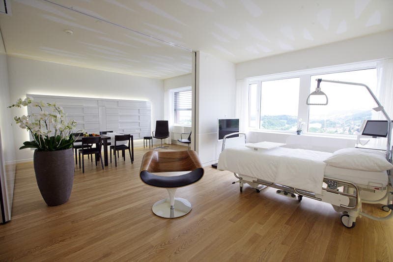 Eines der neuen Zimmer für Privatpatienten. (Bild: Philipp Schmidli/Neue LZ)
