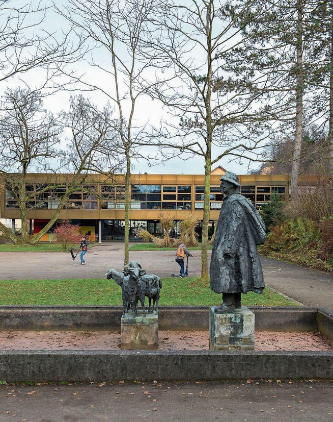 Abrisskandidat &ndash; oder doch nicht? Das Schulhaus Grenzhof. (Bild: Dominik Wunderli (Littau, 22. November 2016))