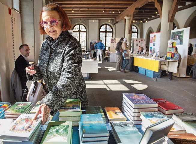 Was für eine Lust für Bücherfreunde, auf dem Buchmarkt am Literaturfest Luzern zu stöbern und zu entdecken. (Bild: Eveline Beerkircher (11. März 2017))